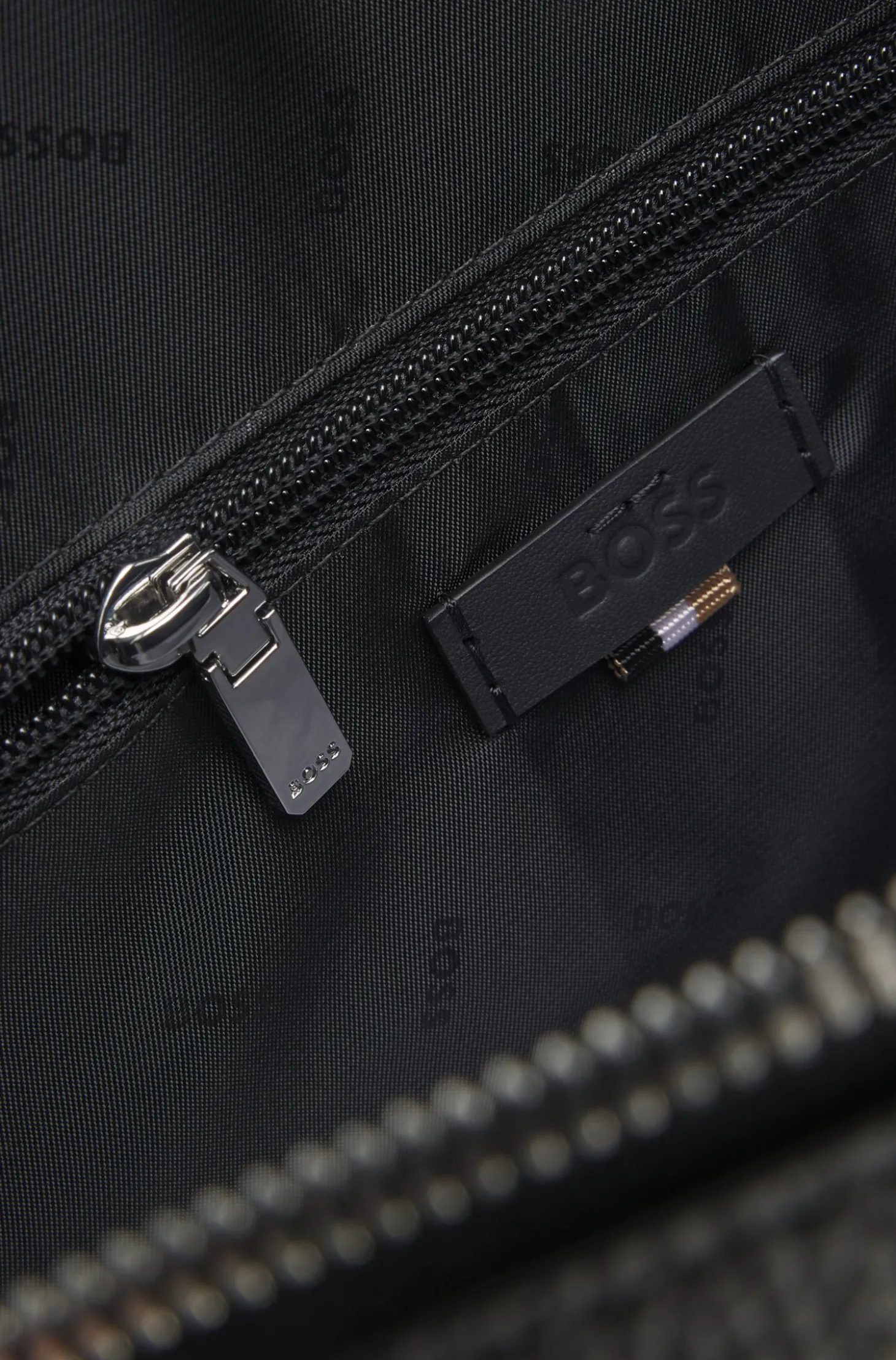 Aktentasche aus genarbtem Leder mit Logo-Prägung