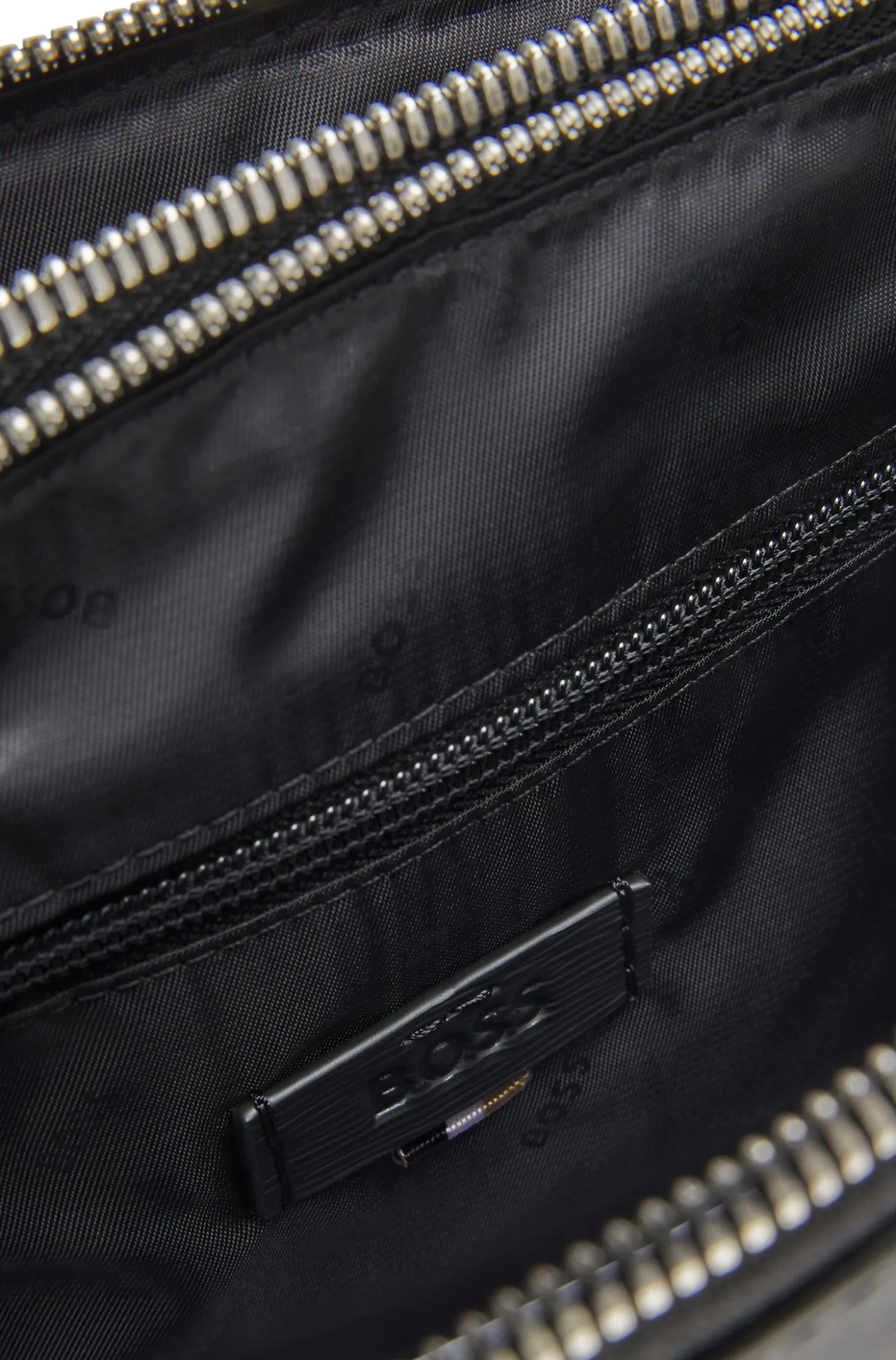 Aktentasche aus geprägtem Leder mit Metalldetails in Silber-Optik