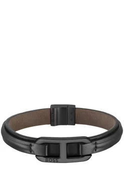 Armband aus geschichtetem Leder mit schwarzem metallenen Logo-Verschluss