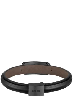 Armband aus geschichtetem Leder mit schwarzem metallenen Logo-Verschluss