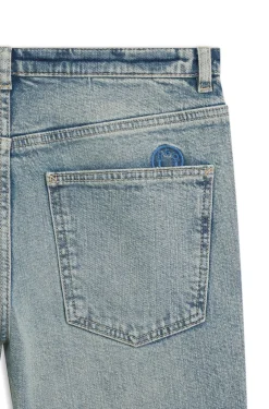 Ausgestellte Jeans aus getöntem blauem Denim