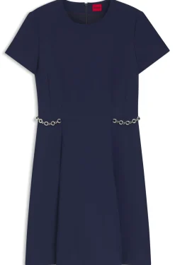 Ausgestelltes Kleid mit Ketten-Details