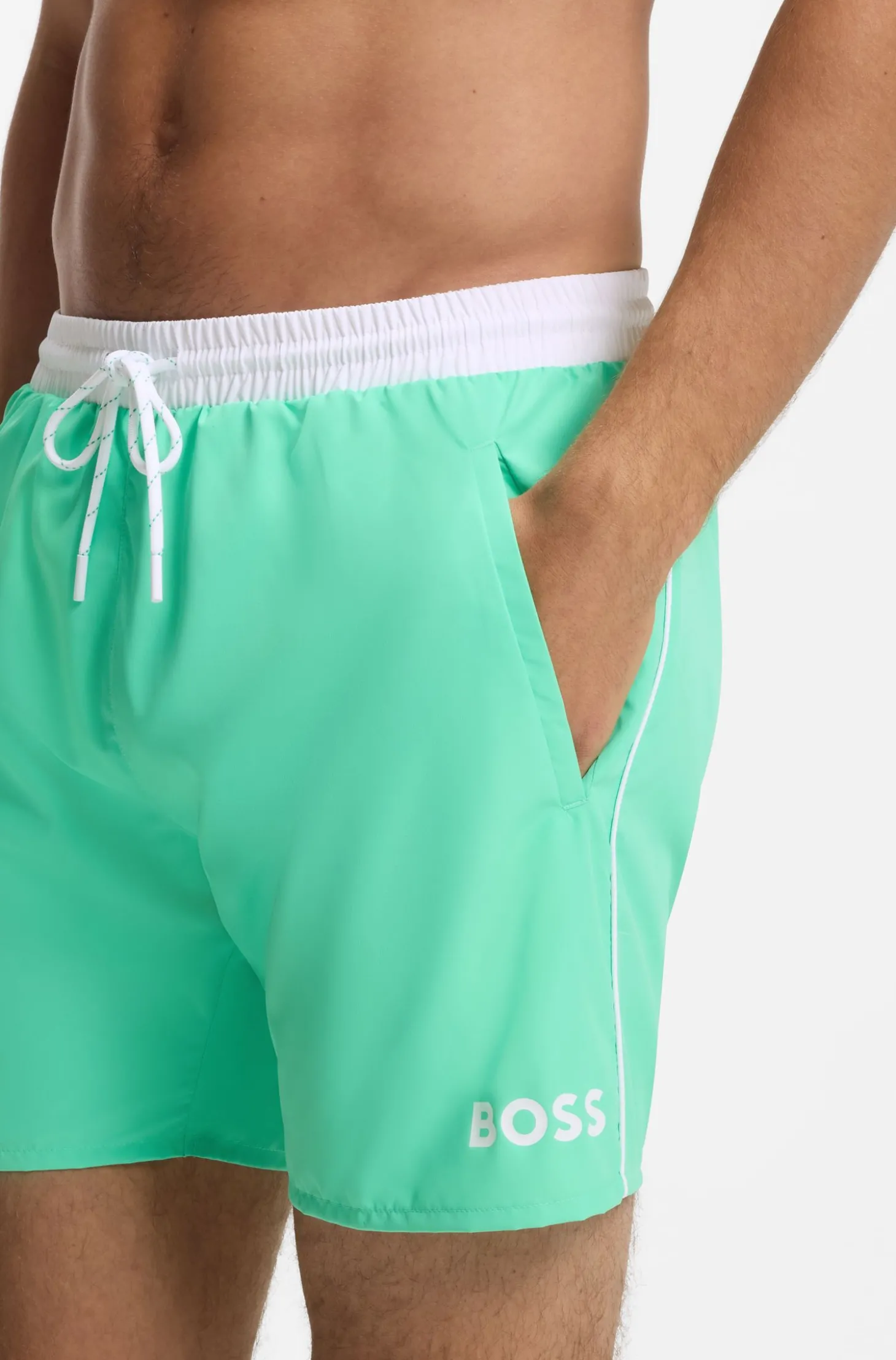 Badeshorts mit kontrastfarbenem Logo und Paspelierung