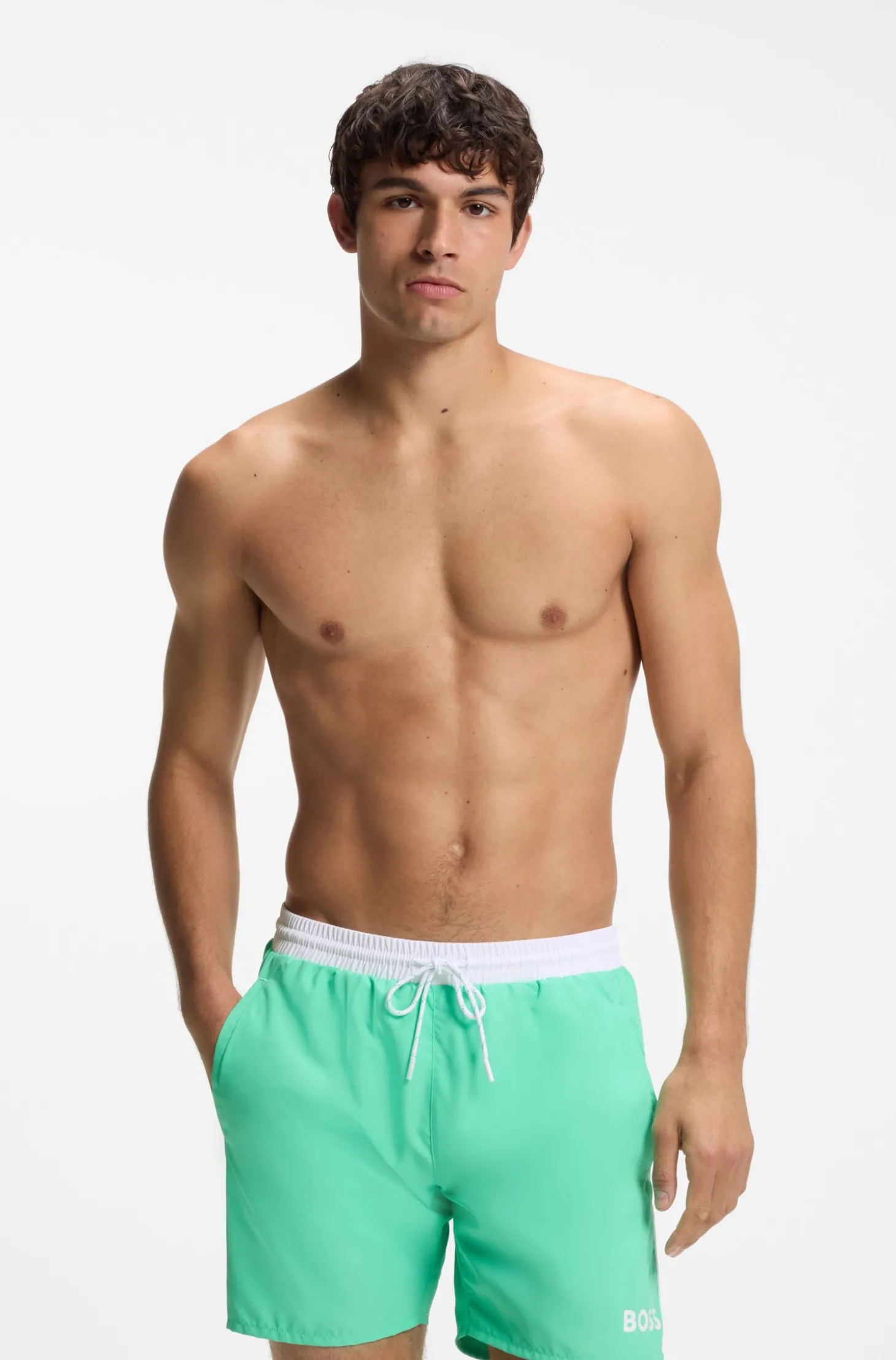 Badeshorts mit kontrastfarbenem Logo und Paspelierung