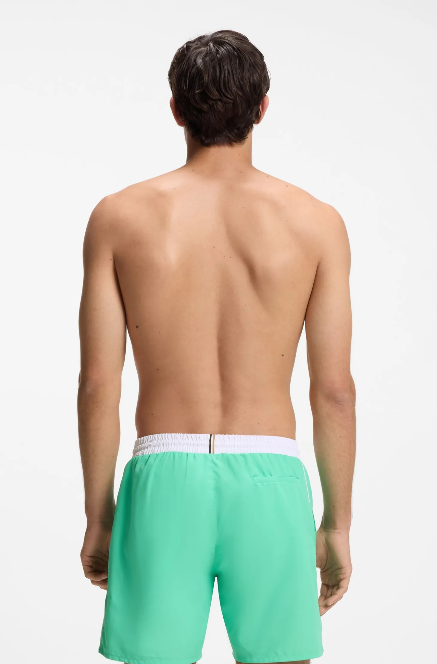 Badeshorts mit kontrastfarbenem Logo und Paspelierung