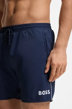 Badeshorts mit kontrastfarbenem Logo und Paspelierung