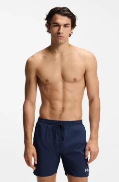Badeshorts mit kontrastfarbenem Logo und Paspelierung