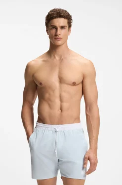 Badeshorts mit kontrastfarbenem Logo und Paspelierung