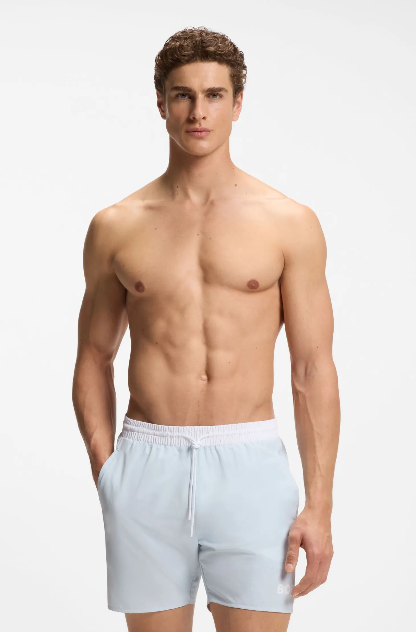 Badeshorts mit kontrastfarbenem Logo und Paspelierung