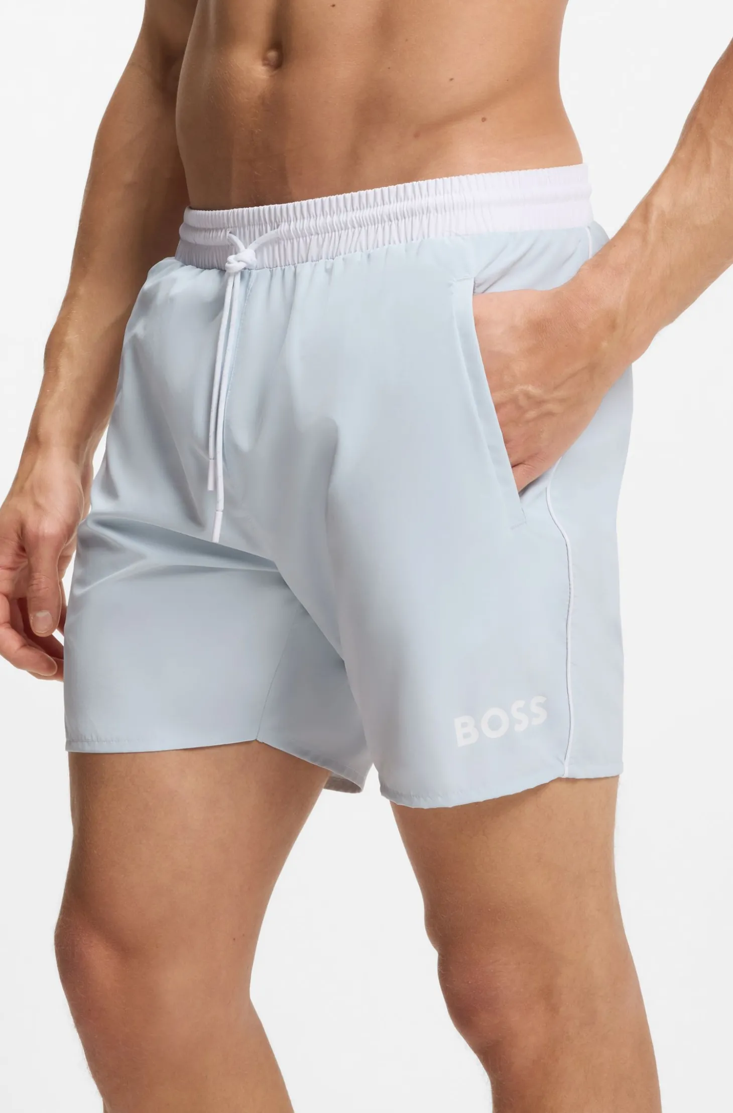 Badeshorts mit kontrastfarbenem Logo und Paspelierung