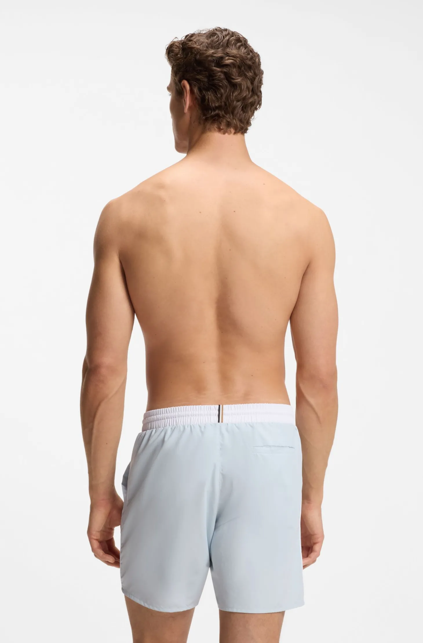 Badeshorts mit kontrastfarbenem Logo und Paspelierung