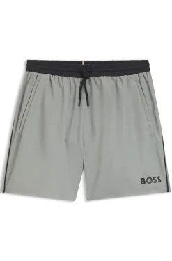 Badeshorts mit kontrastfarbenem Logo und Paspelierung