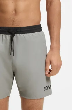 Badeshorts mit kontrastfarbenem Logo und Paspelierung