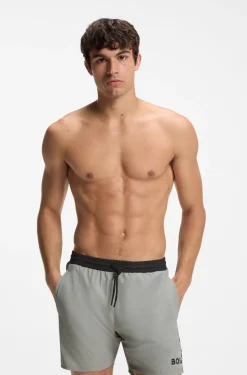Badeshorts mit kontrastfarbenem Logo und Paspelierung