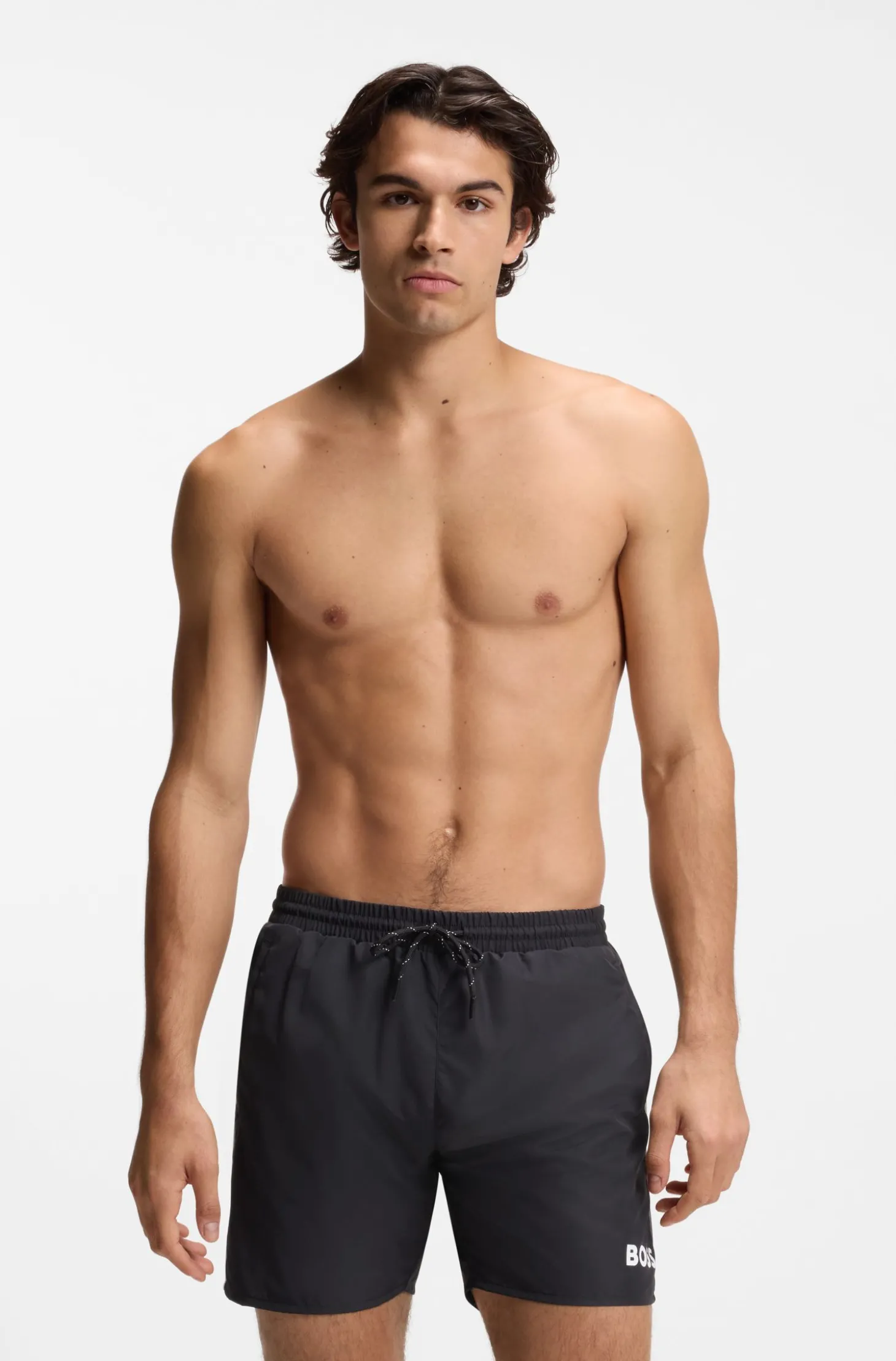 Badeshorts mit kontrastfarbenem Logo und Paspelierung