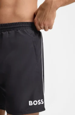 Badeshorts mit kontrastfarbenem Logo und Paspelierung