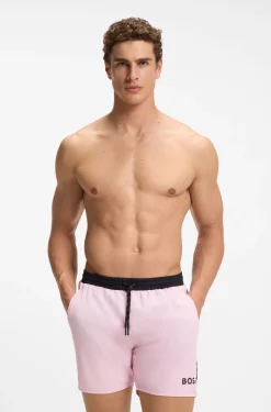 Badeshorts mit kontrastfarbenem Logo und Paspelierung