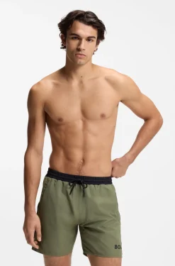 Badeshorts mit kontrastfarbenem Logo und Paspelierung