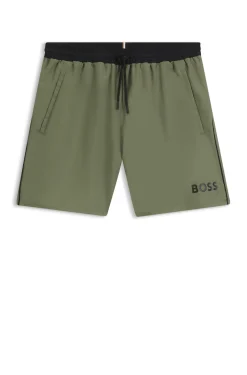 Badeshorts mit kontrastfarbenem Logo und Paspelierung