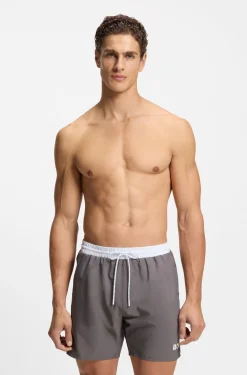 Badeshorts mit kontrastfarbenem Logo und Paspelierung