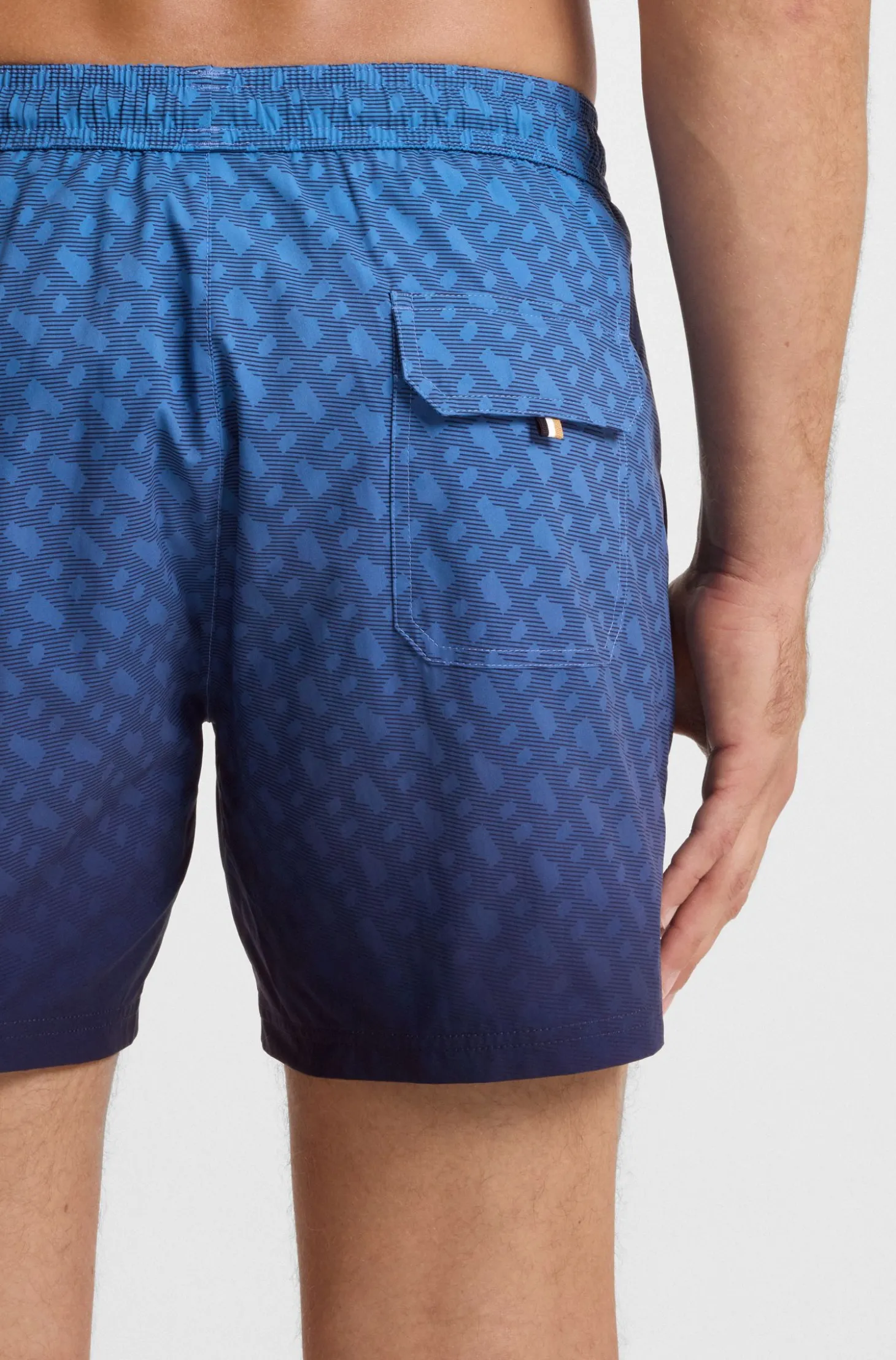 Badeshorts mit Logo-Aufnäher und Monogramm-Print im Dégradé-Stil