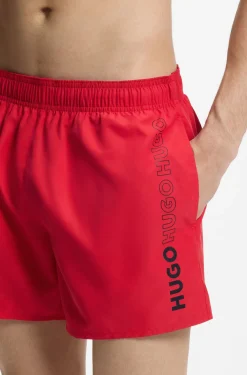 Badeshorts mit mehreren Logos