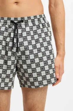 Badeshorts mit Schachbrett-Logos