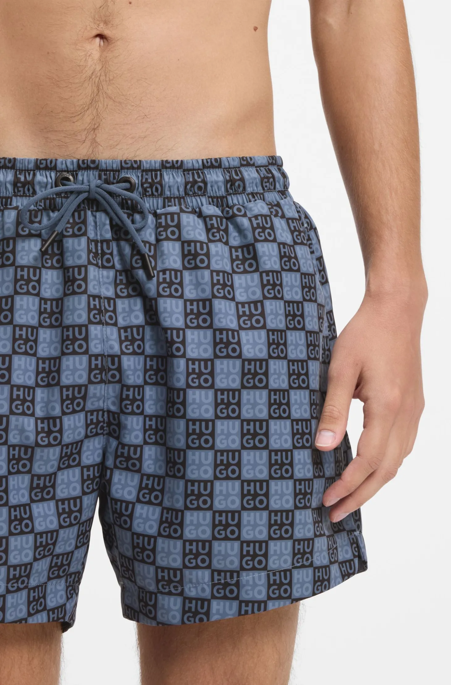 Badeshorts mit Schachbrett-Logos