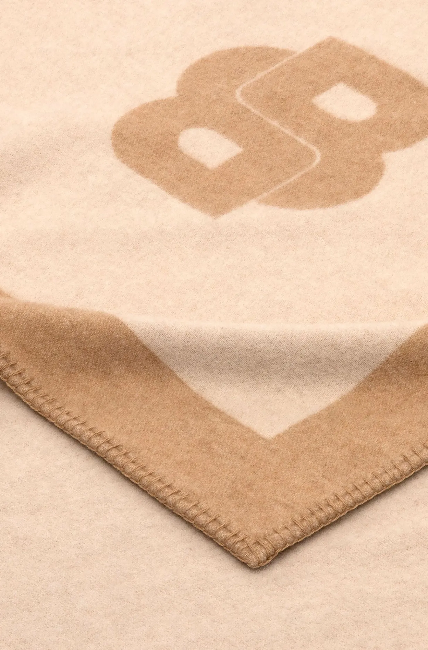 Überwurf aus Woll-Mix mit Double-B-Monogramm