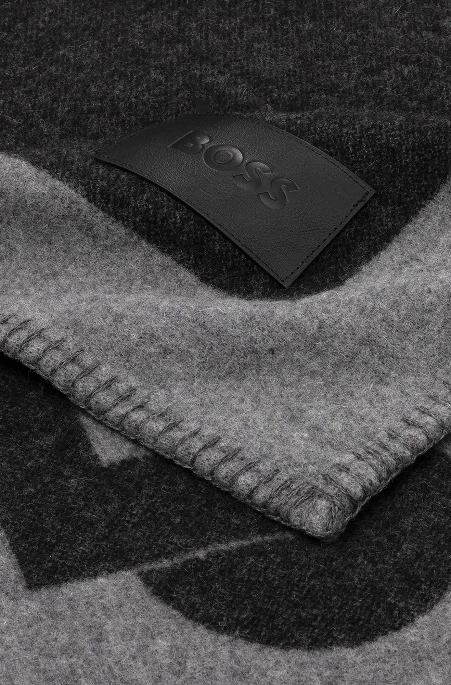 Überwurf aus Woll-Mix mit Double-B-Monogramm