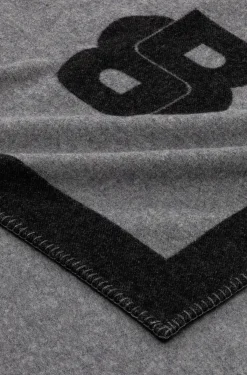Überwurf aus Woll-Mix mit Double-B-Monogramm