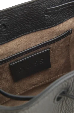 Beuteltasche aus Leder mit Logo-Schriftzug