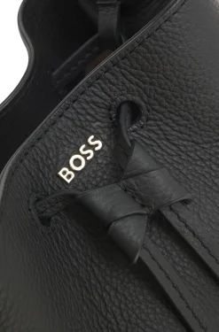 Beuteltasche aus Leder mit Logo-Schriftzug