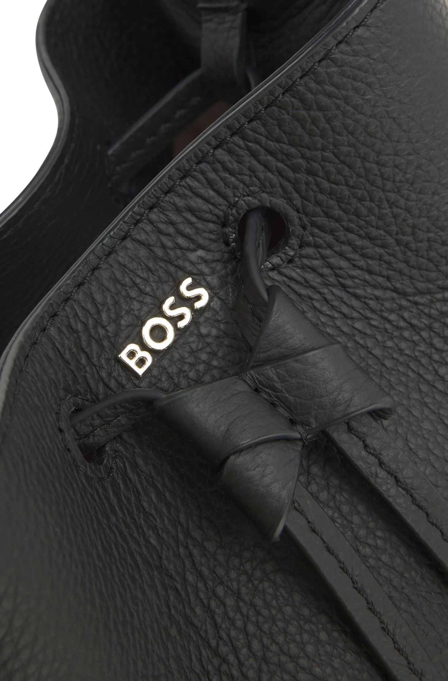 Beuteltasche aus Leder mit Logo-Schriftzug