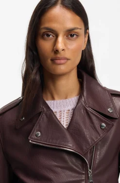 Bikerjacke aus genarbtem Leder mit Reißverschlüssen und Nieten