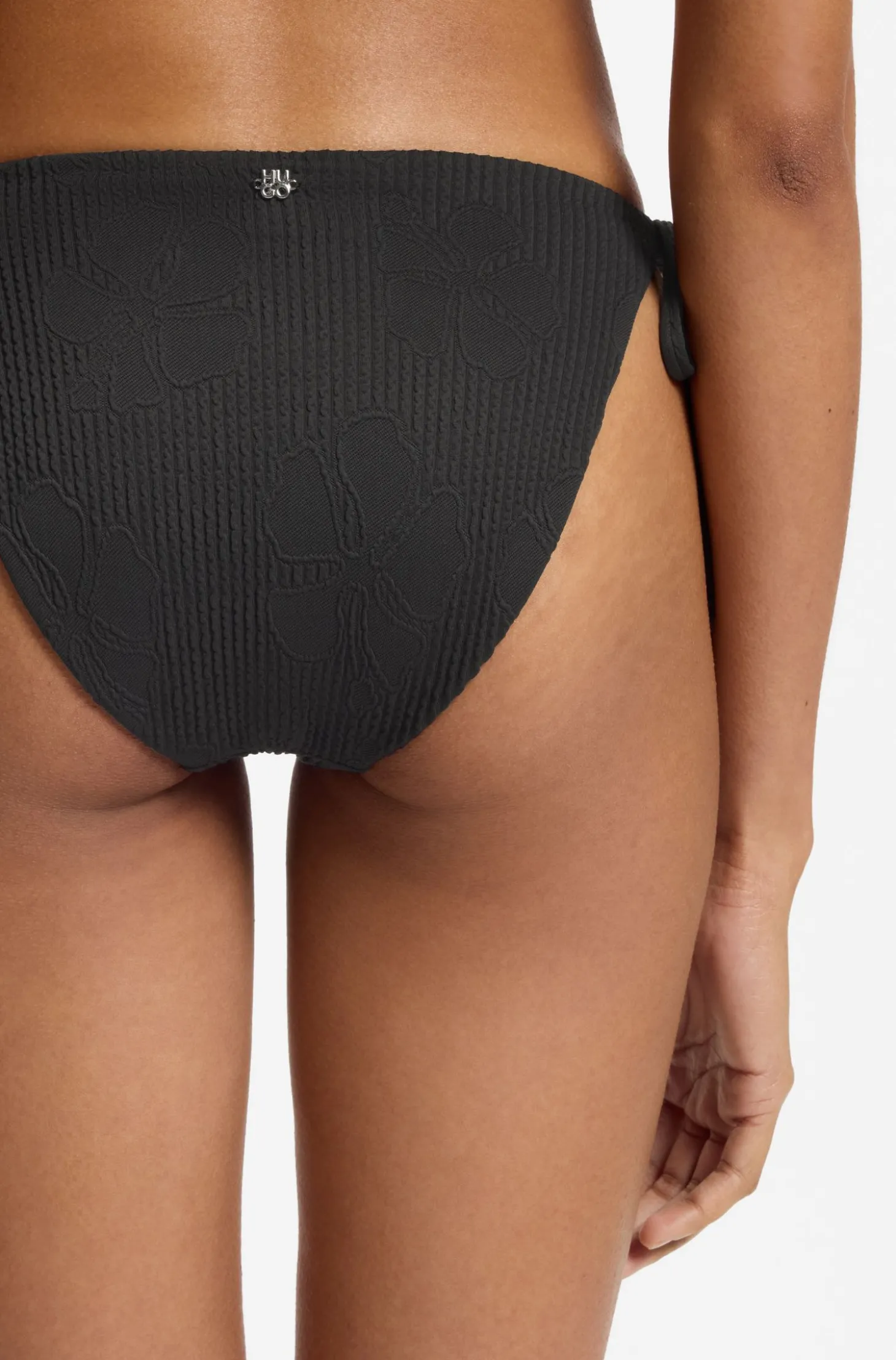 Bikinihose mit seitlicher Bindung und strukturiertem tropischem Muster