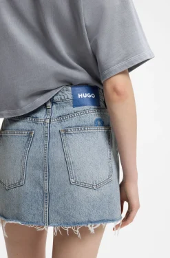 Blauer Denim-Rock mit sichtbarem geknöpften Eingriff