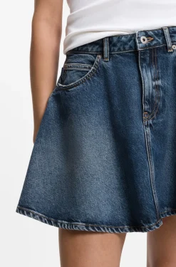Blauer Minirock aus Denim mit hohem Bund