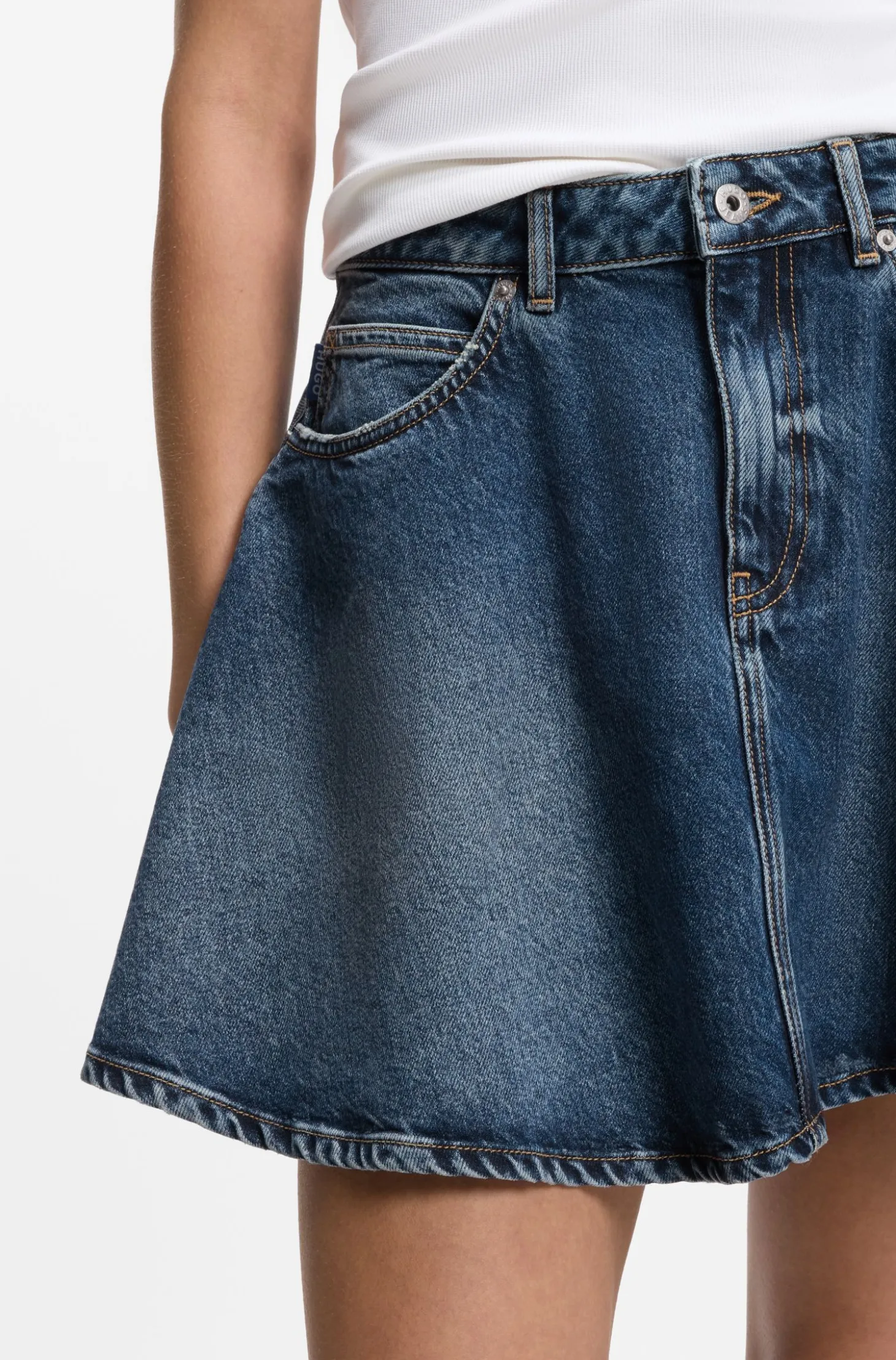 Blauer Minirock aus Denim mit hohem Bund