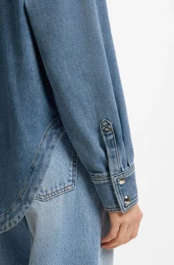 Blaues Hemd aus festem Denim