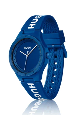 Blaue Uhr mit Logos auf dem Silikonarmband