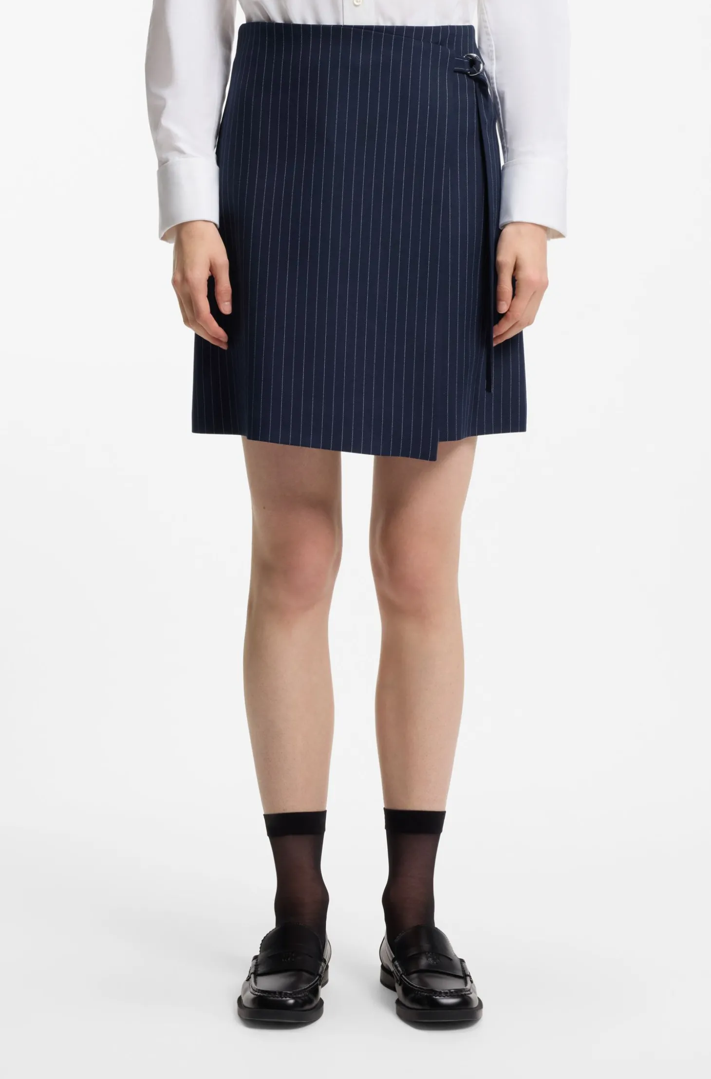Bleistiftrock mit Gürtel und Nadelstreifen