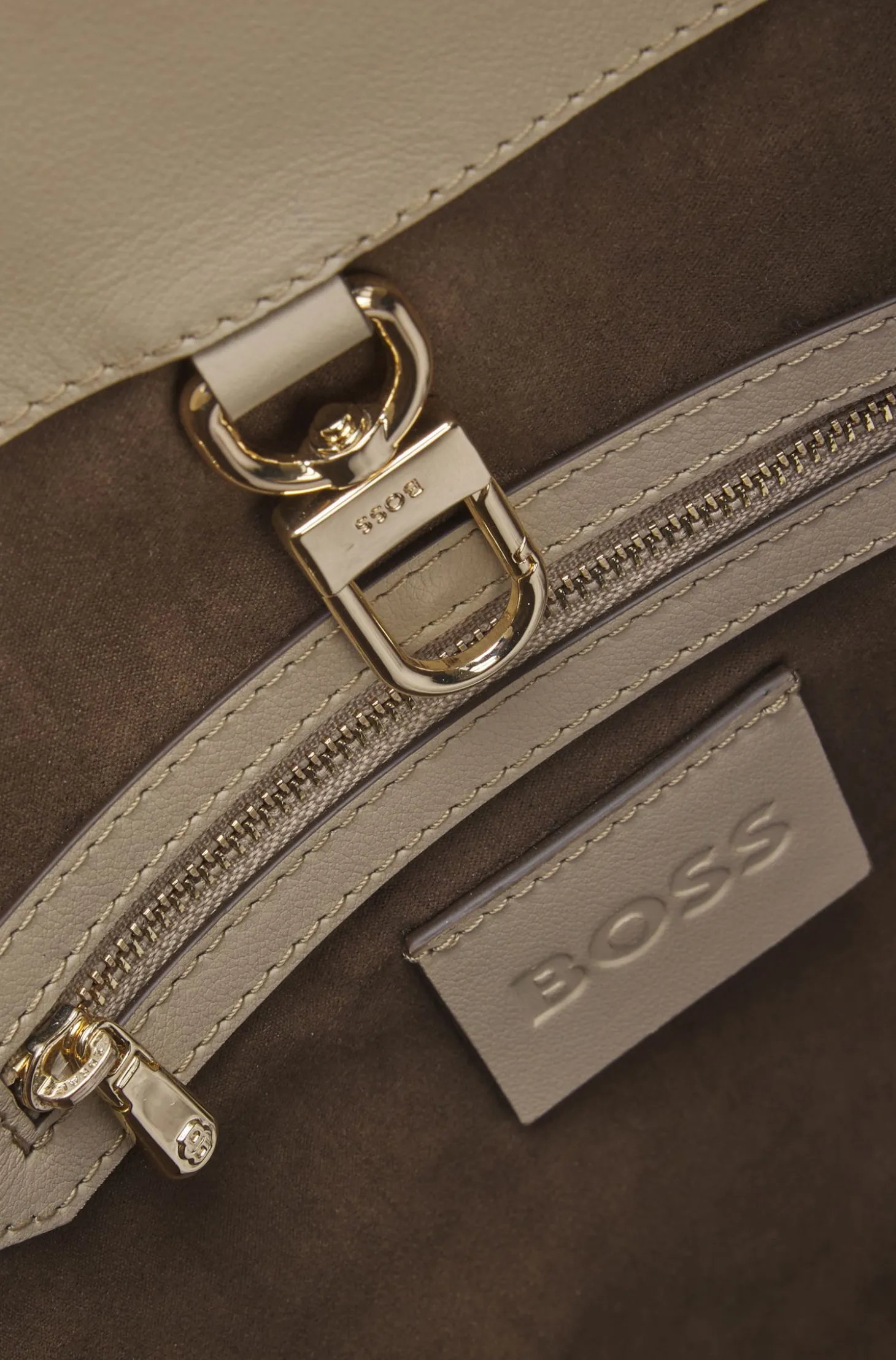 BOSS Revers Bucket Bag aus bedrucktem Veloursleder mit Gürteldetail