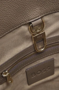 Bucket Bag aus Leder mit goldfarbenen Metalldetails