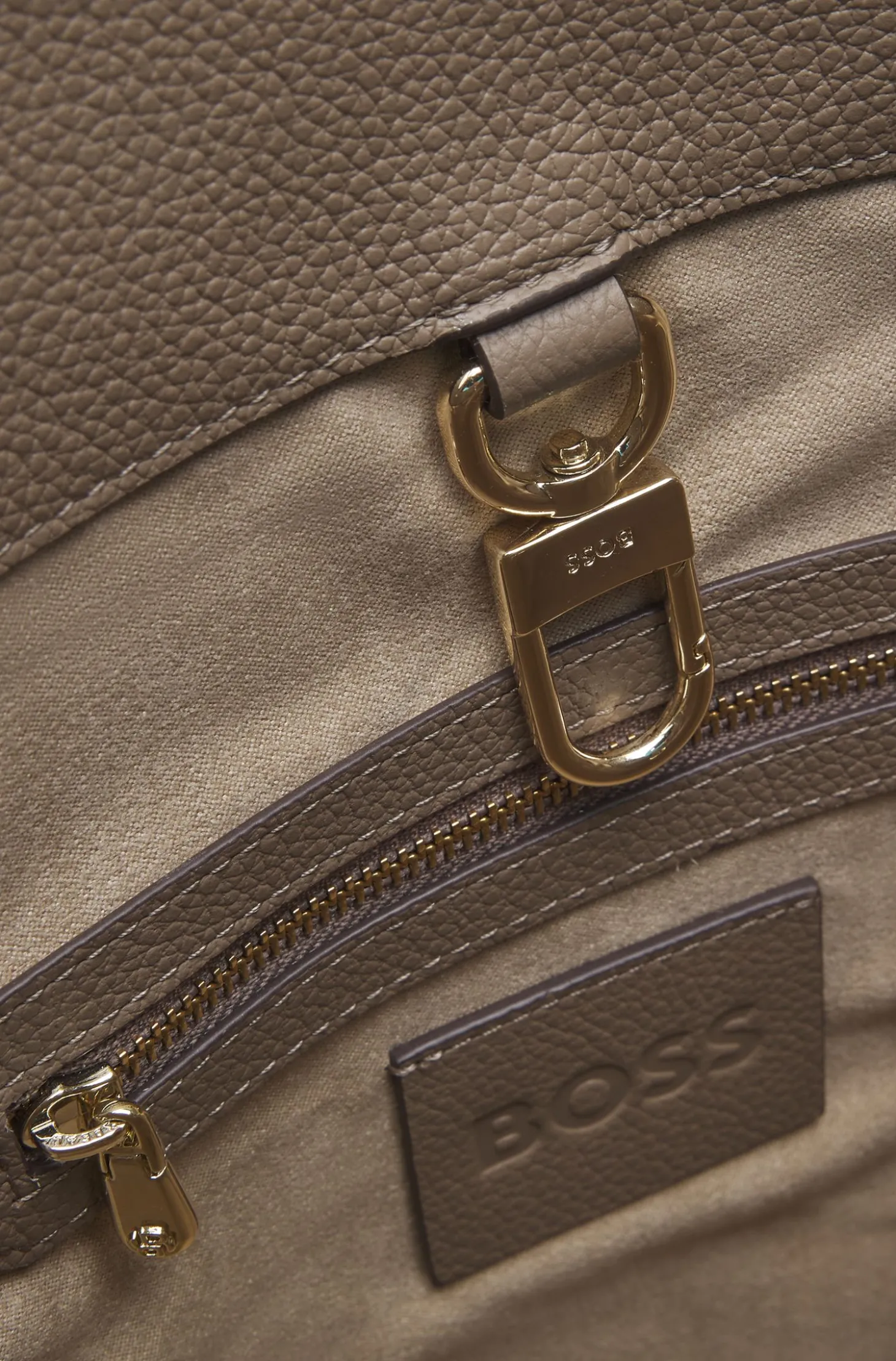 Bucket Bag aus Leder mit goldfarbenen Metalldetails