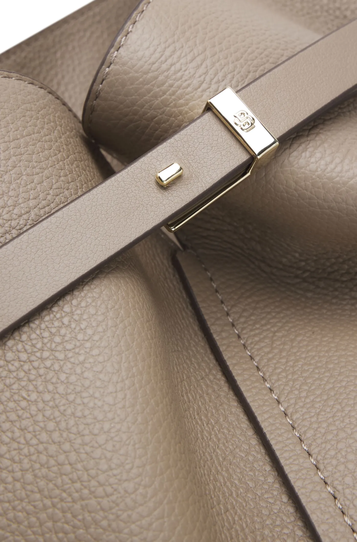 Bucket Bag aus Leder mit goldfarbenen Metalldetails