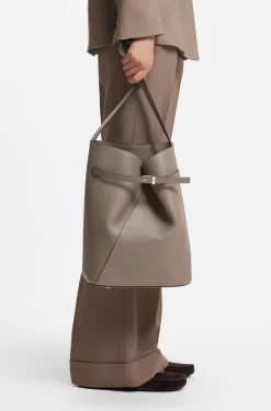 Bucket Bag aus Leder mit goldfarbenen Metalldetails