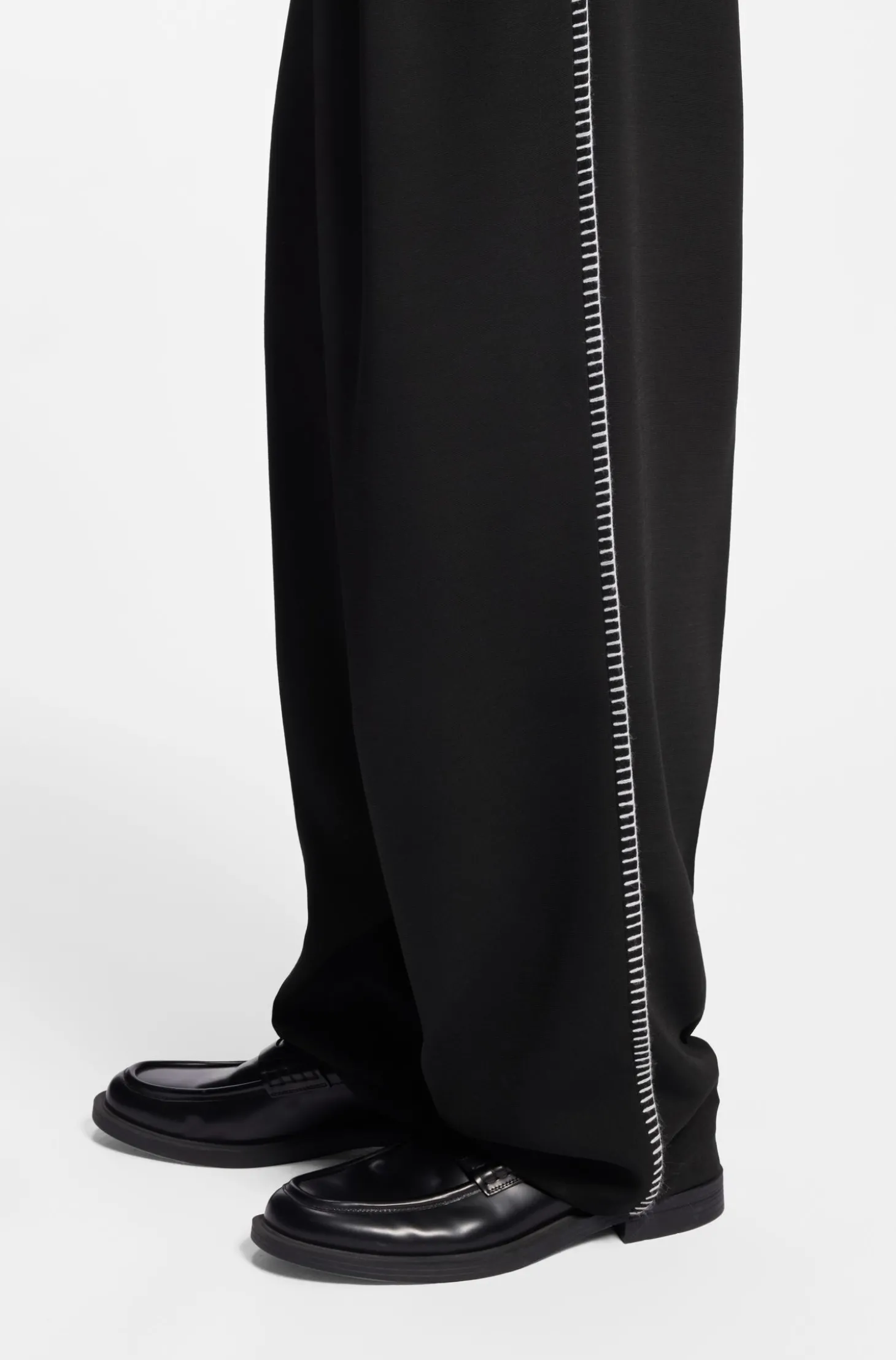 Bundfaltenhose mit Details im Überwendlichstich