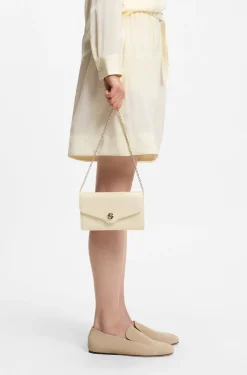 Clutch aus Leder mit Metall-Logo im Double-B-Monogramm