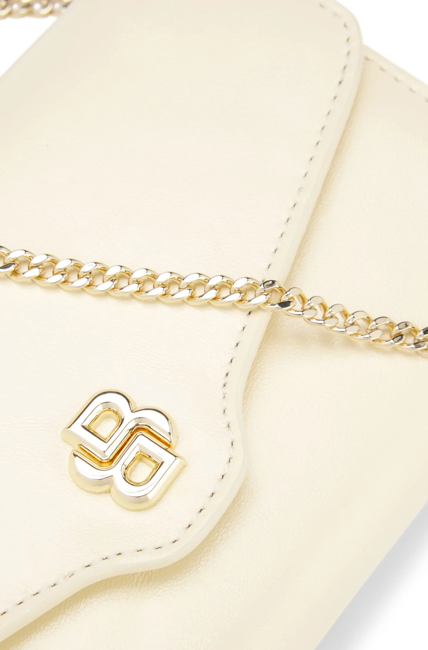 Clutch aus Leder mit Metall-Logo im Double-B-Monogramm
